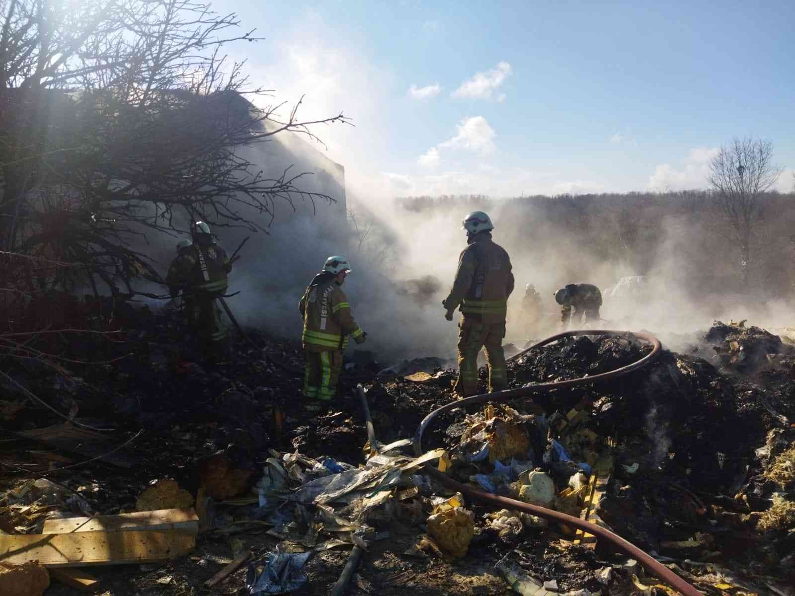 Eyüpsultan’da fabrikanın bahçesinde korkutan yangın Eyüpsultan’da Odayeri’nde dış cephe izalasyon üretimi yapan bir fabrikanın depo olarak kullanılan alanın bahçesinde istiflenen hammaddeler yandı ...