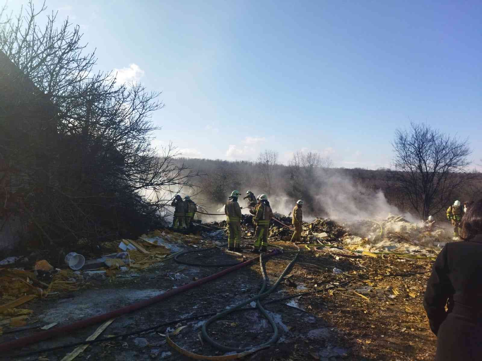 Eyüpsultan’da fabrikanın bahçesinde korkutan yangın Eyüpsultan’da Odayeri’nde dış cephe izalasyon üretimi yapan bir fabrikanın depo olarak kullanılan alanın bahçesinde istiflenen hammaddeler yandı ...