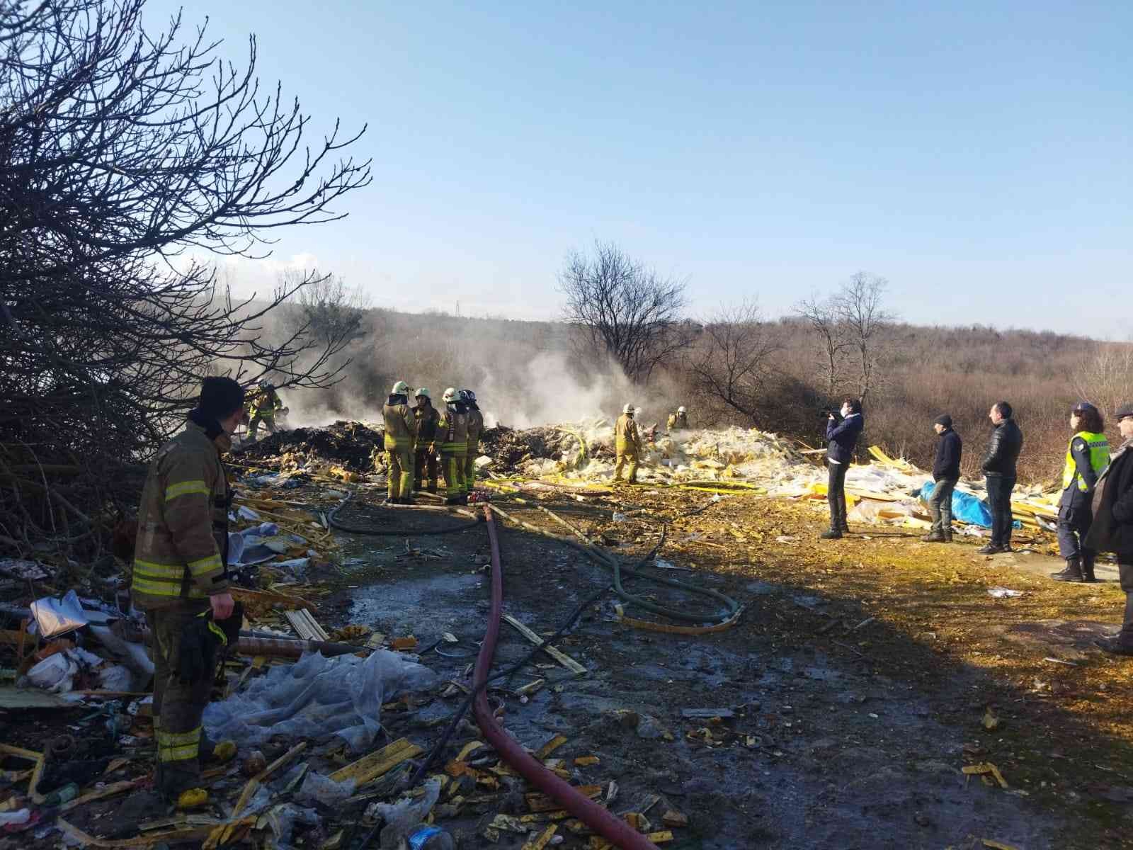 Eyüpsultan’da fabrikanın bahçesinde korkutan yangın Eyüpsultan’da Odayeri’nde dış cephe izalasyon üretimi yapan bir fabrikanın depo olarak kullanılan alanın bahçesinde istiflenen hammaddeler yandı ...