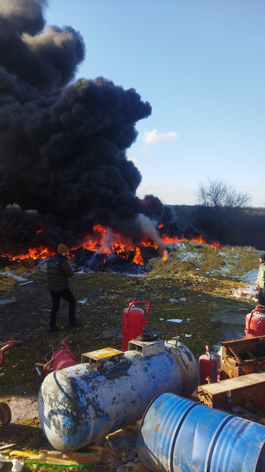 Eyüpsultan’da fabrikanın bahçesinde korkutan yangın Eyüpsultan’da Odayeri’nde dış cephe izalasyon üretimi yapan bir fabrikanın depo olarak kullanılan alanın bahçesinde istiflenen hammaddeler yandı ...