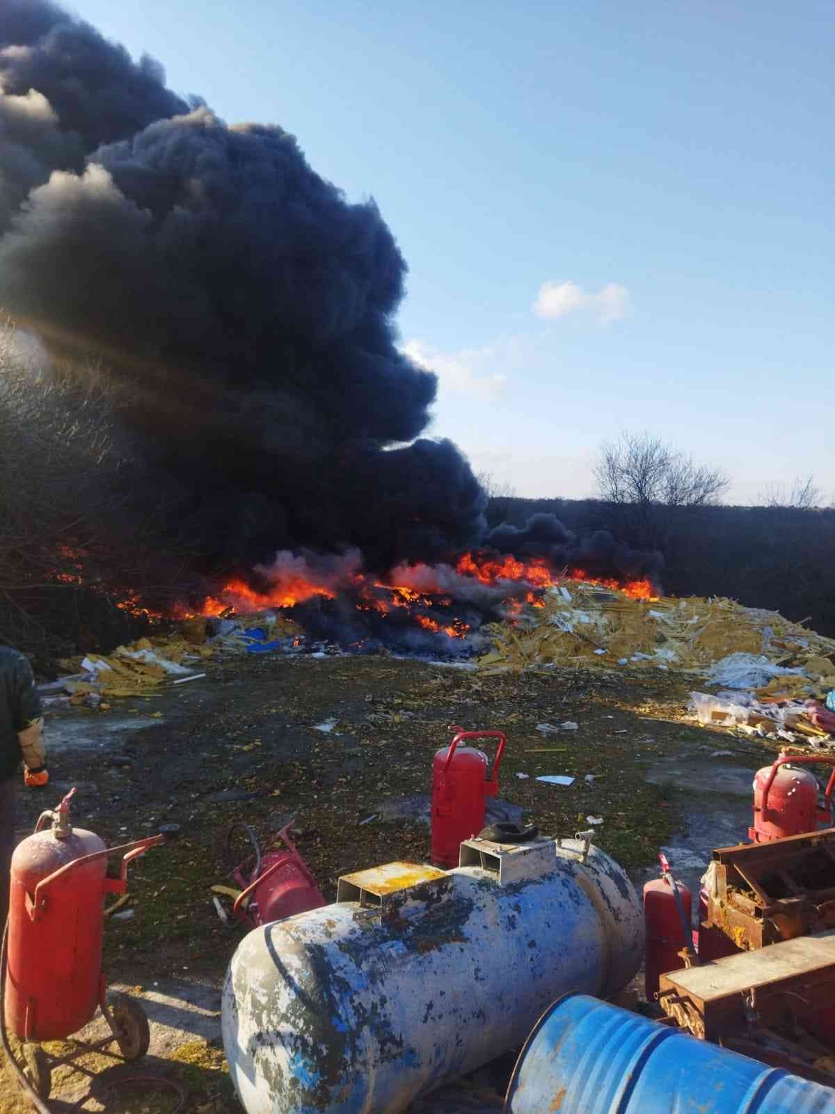Eyüpsultan’da fabrikanın bahçesinde korkutan yangın Eyüpsultan’da Odayeri’nde dış cephe izalasyon üretimi yapan bir fabrikanın depo olarak kullanılan alanın bahçesinde istiflenen hammaddeler yandı ...