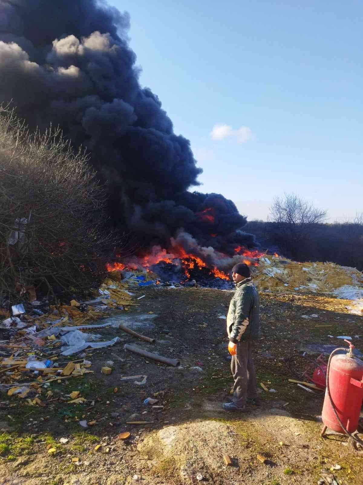 Eyüpsultan’da fabrikanın bahçesinde korkutan yangın Eyüpsultan’da Odayeri’nde dış cephe izalasyon üretimi yapan bir fabrikanın depo olarak kullanılan alanın bahçesinde istiflenen hammaddeler yandı ...
