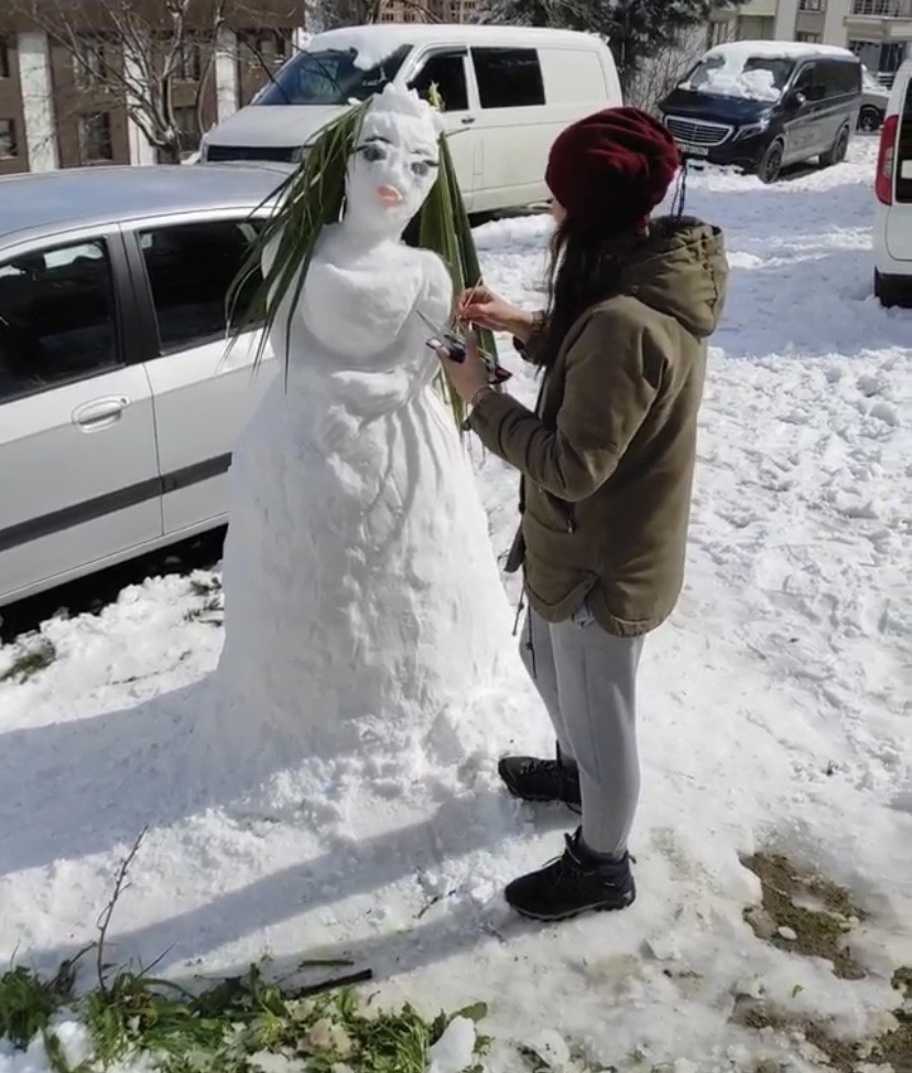 İstanbul’da 4 gün boyunca etkili olan kar yağışını fırsat bilen Birsen Pala, evinin önünde kardan kadın yaptı. Kardan kadına makyaj yapan Pala ...