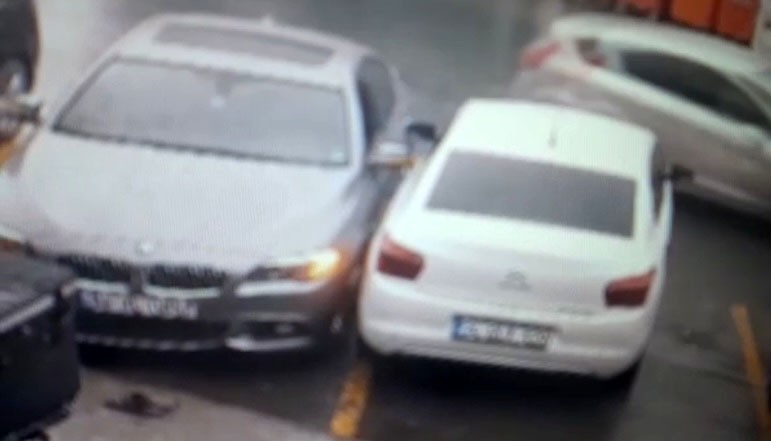 Eyüpsultan’da lüks otomobilden 50 bin TL değerindeki ‘hayalet gösterge’ hırsızlığı Eyüpsultan’da lüks otomobilin 50 bin TL değerindeki hayalet göstergesini çalan hırsız güvenlik kamerasına yansıdı. Olay, dün sabah saatlerinde ...