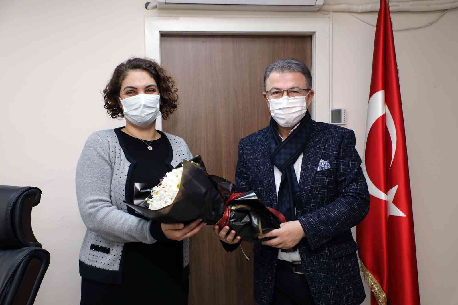 Eyüpsultan’da sağlık çalışanlarının bayramı çiçeklerle kutlandı Eyüpsultan Belediyesi, 14 Mart Tıp Bayramı’nda ilçede bulunan 35 sağlık kurumunu ziyaret ederek sağlık çalışanlarına çiçek dağıttı. 14 Mart Tıp ...