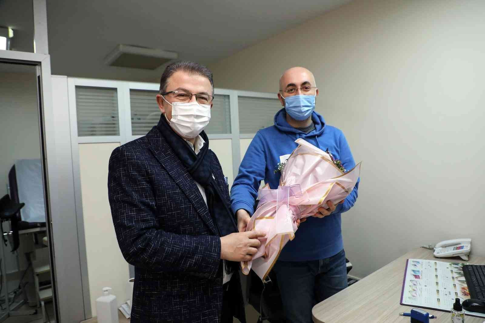 Eyüpsultan Belediyesi, 14 Mart Tıp Bayramı’nda ilçede bulunan 35 sağlık kurumunu ziyaret ederek sağlık çalışanlarına çiçek dağıttı. 14 Mart Tıp ...