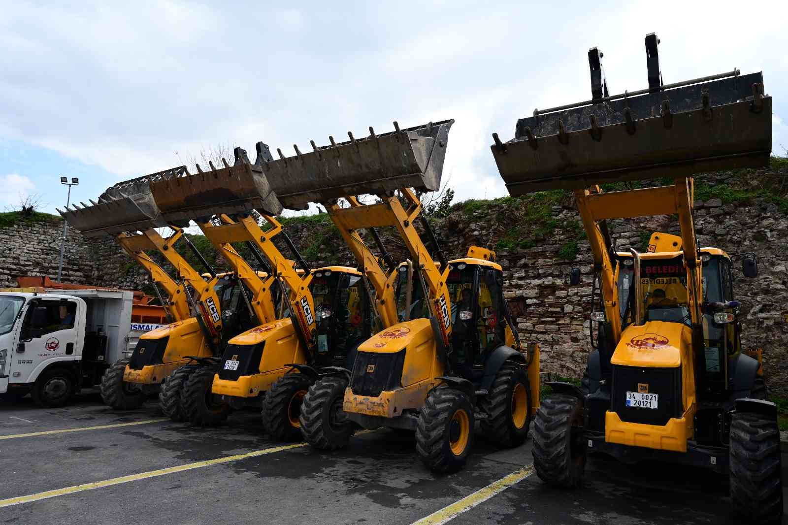 Fatih’te kar hazırlıkları tamamlandı Fatih Belediyesi, Meteoroloji Genel Müdürlüğü’nün kar yağışına ilişkin uyarılarının ardından yaşanabilecek olumsuzluklara karşı hazırlıkları ...