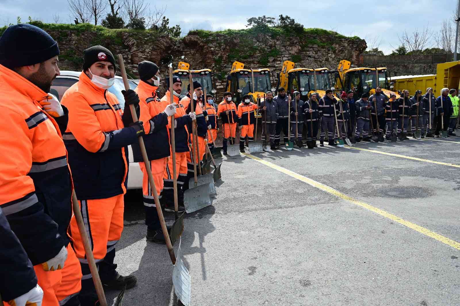 Fatih’te kar hazırlıkları tamamlandı Fatih Belediyesi, Meteoroloji Genel Müdürlüğü’nün kar yağışına ilişkin uyarılarının ardından yaşanabilecek olumsuzluklara karşı hazırlıkları ...