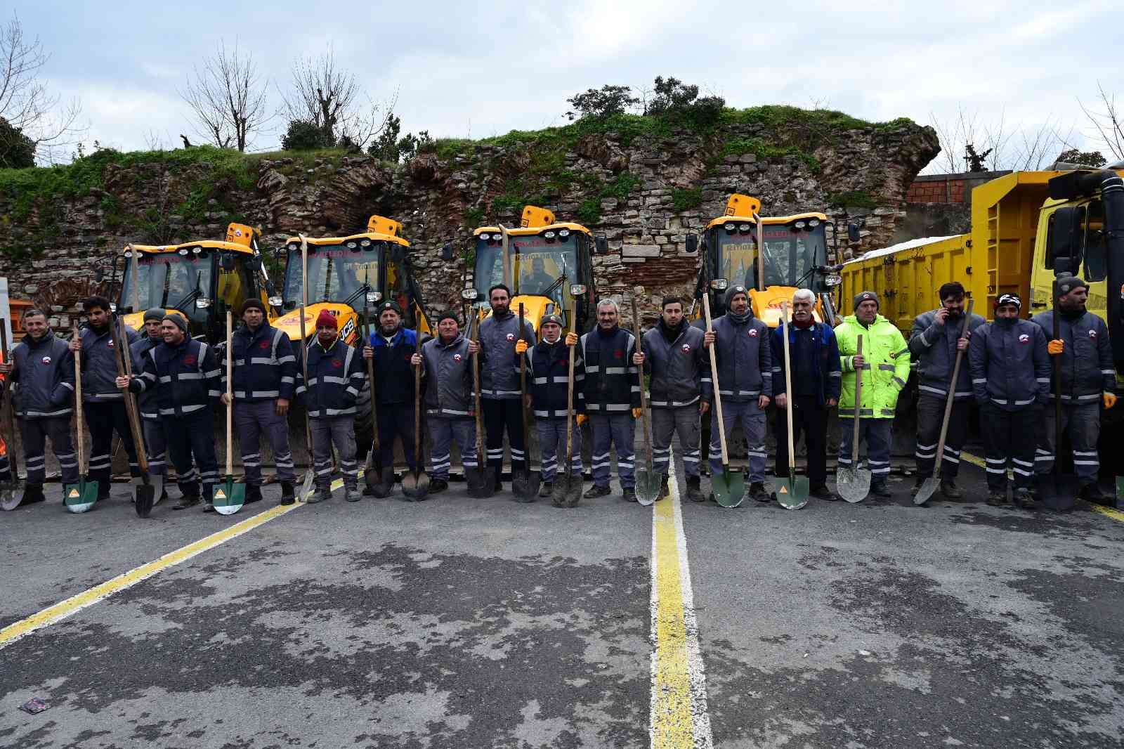 Fatih’te kar hazırlıkları tamamlandı Fatih Belediyesi, Meteoroloji Genel Müdürlüğü’nün kar yağışına ilişkin uyarılarının ardından yaşanabilecek olumsuzluklara karşı hazırlıkları ...