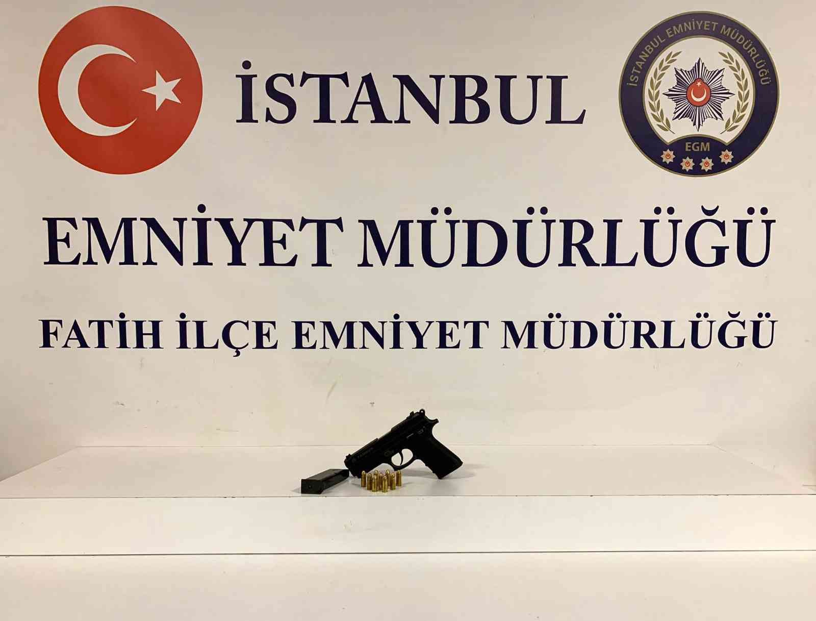 Fatih’te silahlı şahıs kız arkadaşını rehin aldı Fatih’te yolda yürüdüğü kız arkadaşını silah zoruyla rehin alan şahıs, polis ekipleri tarafından ayağından vurularak etkisiz hale getirildi ...