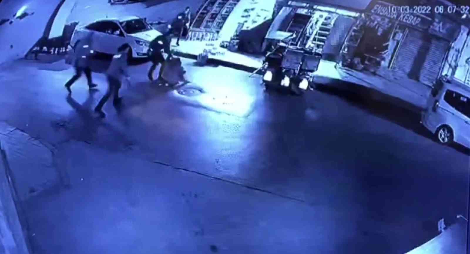 Fatih’te silahlı şahıs kız arkadaşını rehin aldı Fatih’te yolda yürüdüğü kız arkadaşını silah zoruyla rehin alan şahıs, polis ekipleri tarafından ayağından vurularak etkisiz hale getirildi ...