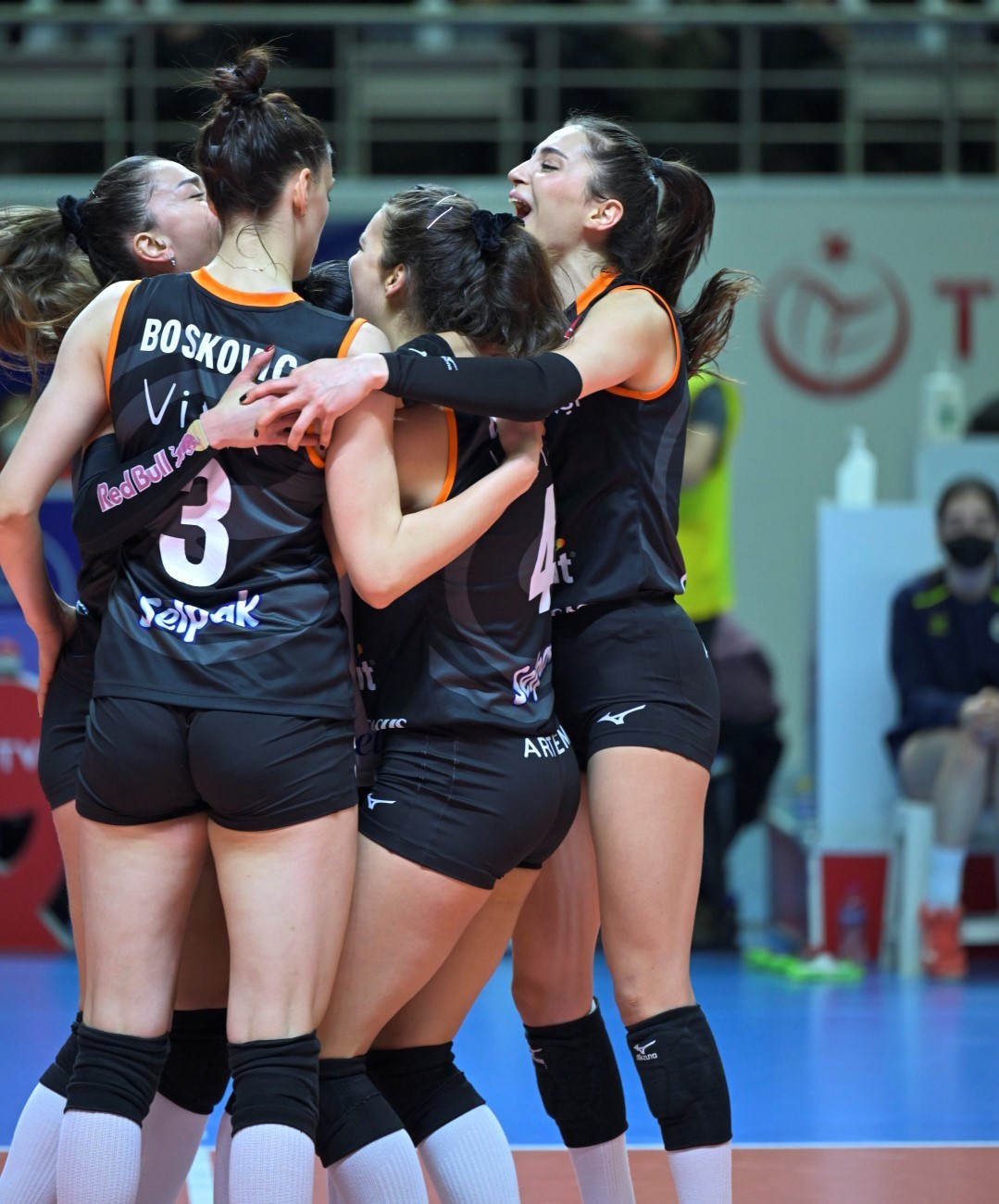 Fenerbahçe, derbide Eczacıbaşı Dynavit’i 3-0 ile geçti Misli.com Sultanlar Ligi 24. hafta mücadelesinde oynanan derbide Fenerbahçe Opet, Eczacıbaşı Dynavit’i 3-0 mağlup etti. Bu sonuçla ligdeki 20 ...