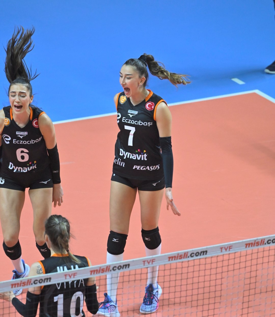 Fenerbahçe, derbide Eczacıbaşı Dynavit’i 3-0 ile geçti Misli.com Sultanlar Ligi 24. hafta mücadelesinde oynanan derbide Fenerbahçe Opet, Eczacıbaşı Dynavit’i 3-0 mağlup etti. Bu sonuçla ligdeki 20 ...