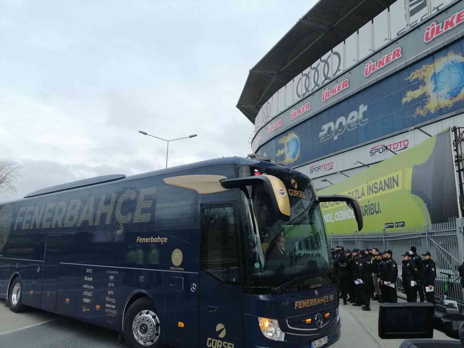 Fenerbahçe kafilesi stada geldi Spor Toto Süper Lig’in 28. haftasında Trabzonspor’u konuk edecek olan Fenerbahçe Kadıköy’e geldi. Spor Toto Süper Lig’in 28. haftasında ...