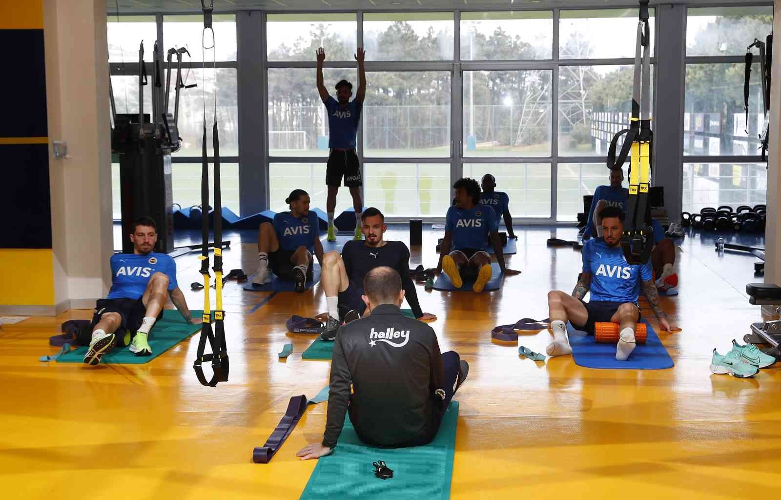 Fenerbahçe, Spor Toto Süper Lig’in 31. haftasında deplasmanda Kayserispor ile oynayacağı maçın hazırlıklarını bugün yaptığı antrenmanla sürdürdü ...