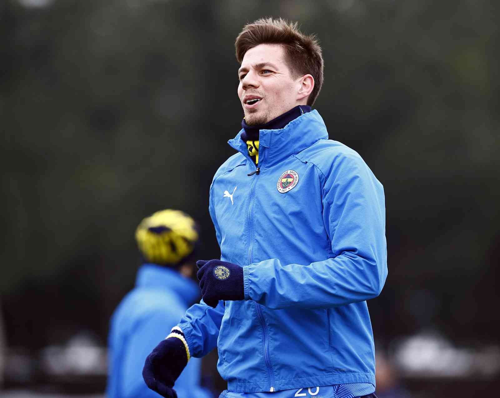 Fenerbahçe’de Konyaspor hazırlıkları başladı Süper Lig’in 30. hafta mücadelesinde ligde ikinci sırada bulunan Konyaspor’u ağırlayacak olan Fenerbahçe, bu maçın hazırlıklarına yaptığı ...