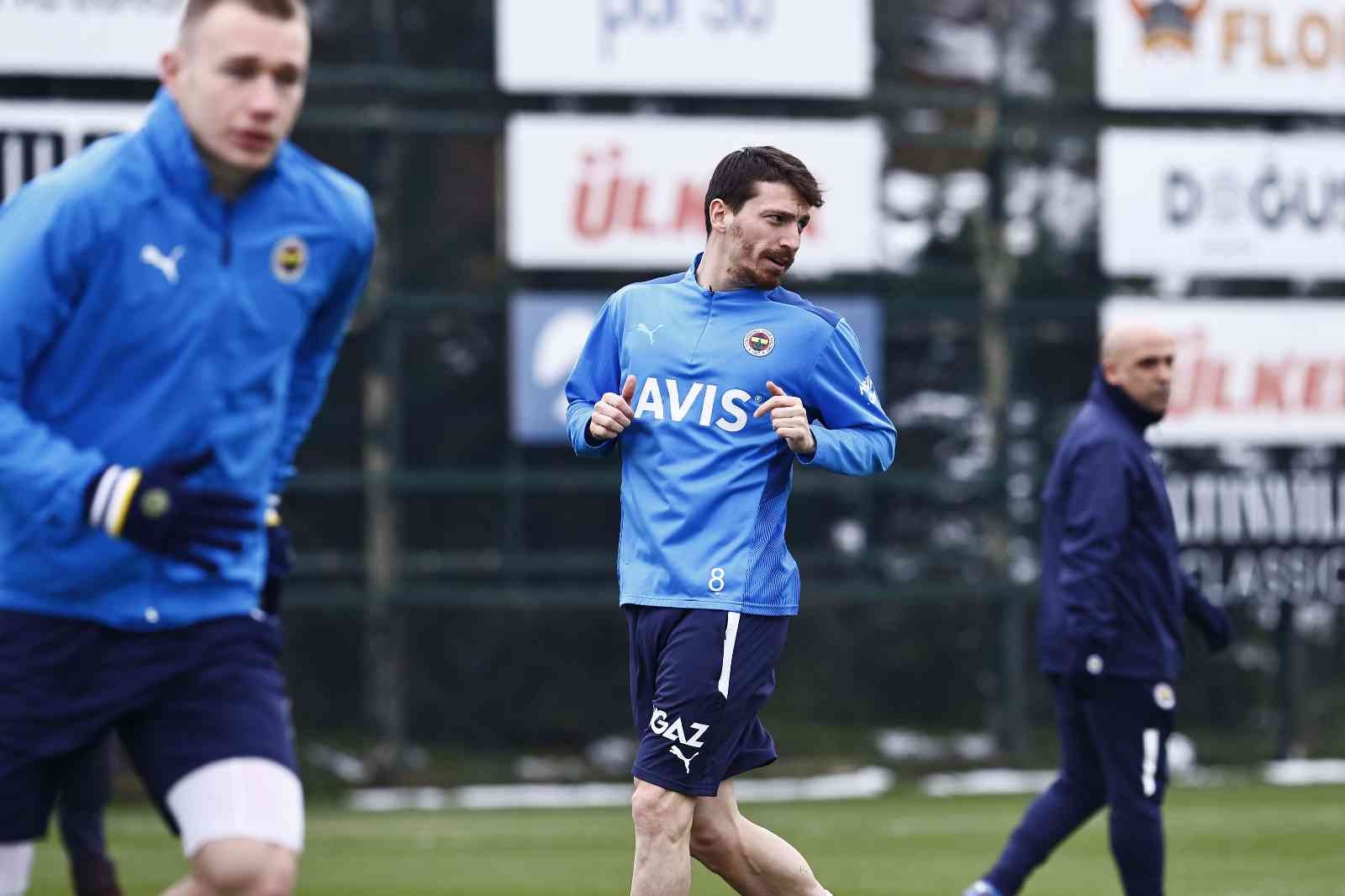 Fenerbahçe’de Konyaspor hazırlıkları başladı Süper Lig’in 30. hafta mücadelesinde ligde ikinci sırada bulunan Konyaspor’u ağırlayacak olan Fenerbahçe, bu maçın hazırlıklarına yaptığı ...