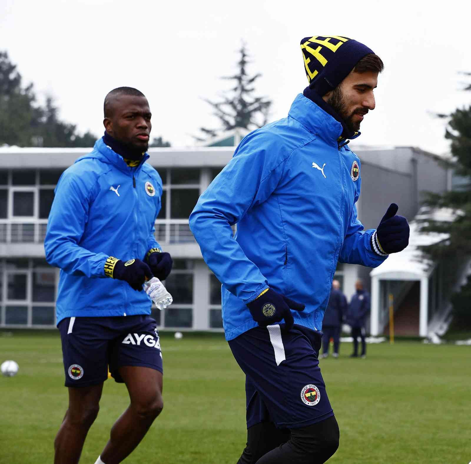 Fenerbahçe’de Konyaspor hazırlıkları başladı Süper Lig’in 30. hafta mücadelesinde ligde ikinci sırada bulunan Konyaspor’u ağırlayacak olan Fenerbahçe, bu maçın hazırlıklarına yaptığı ...