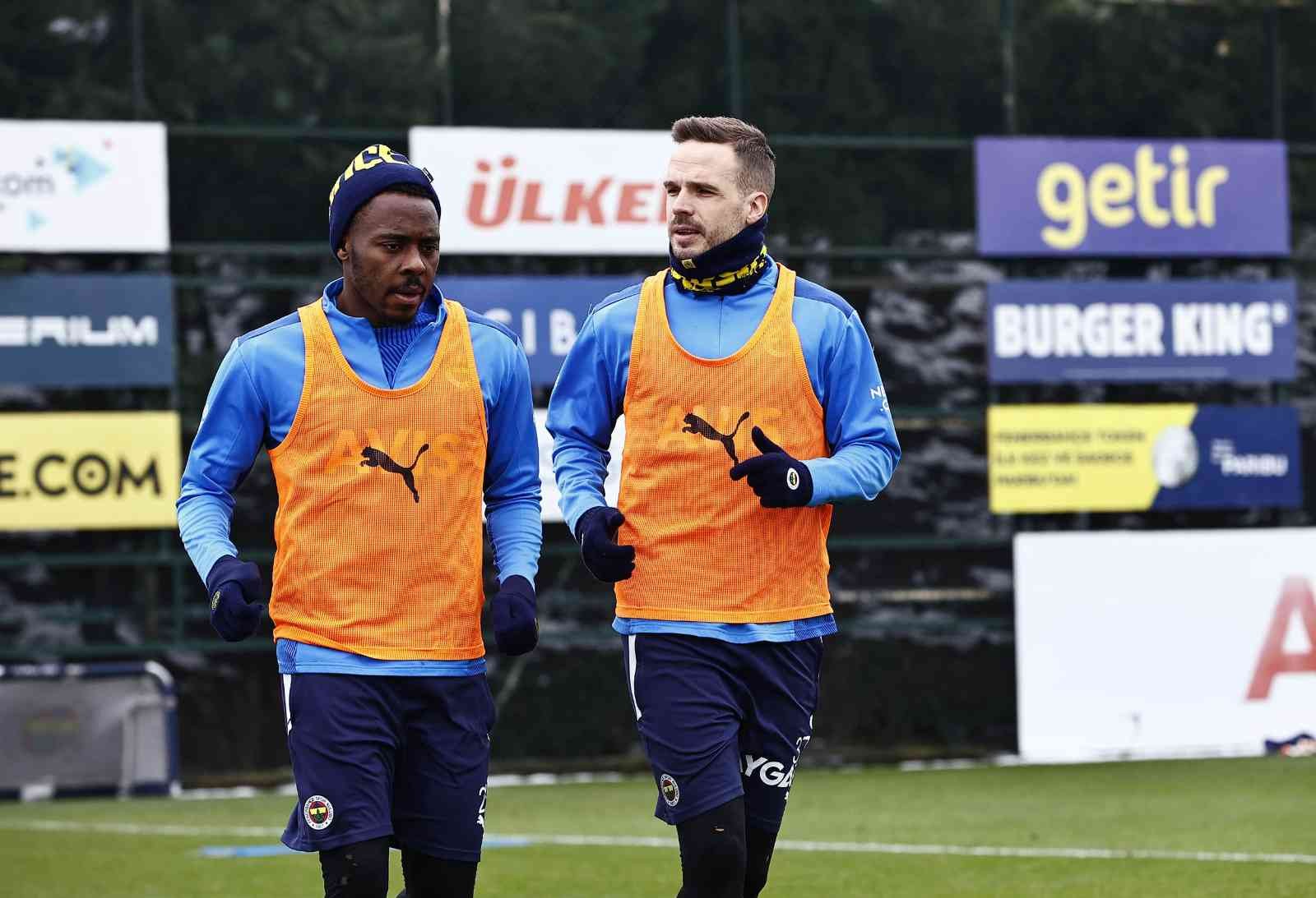 Fenerbahçe’de Konyaspor hazırlıkları başladı Süper Lig’in 30. hafta mücadelesinde ligde ikinci sırada bulunan Konyaspor’u ağırlayacak olan Fenerbahçe, bu maçın hazırlıklarına yaptığı ...