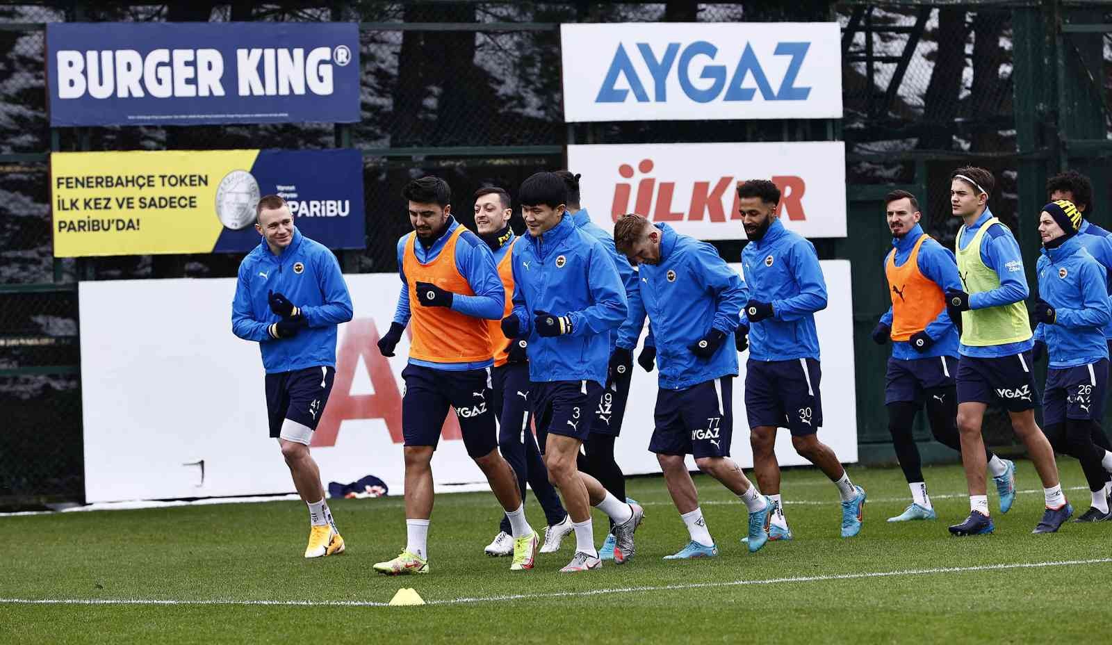 Fenerbahçe’de Konyaspor hazırlıkları başladı Süper Lig’in 30. hafta mücadelesinde ligde ikinci sırada bulunan Konyaspor’u ağırlayacak olan Fenerbahçe, bu maçın hazırlıklarına yaptığı ...