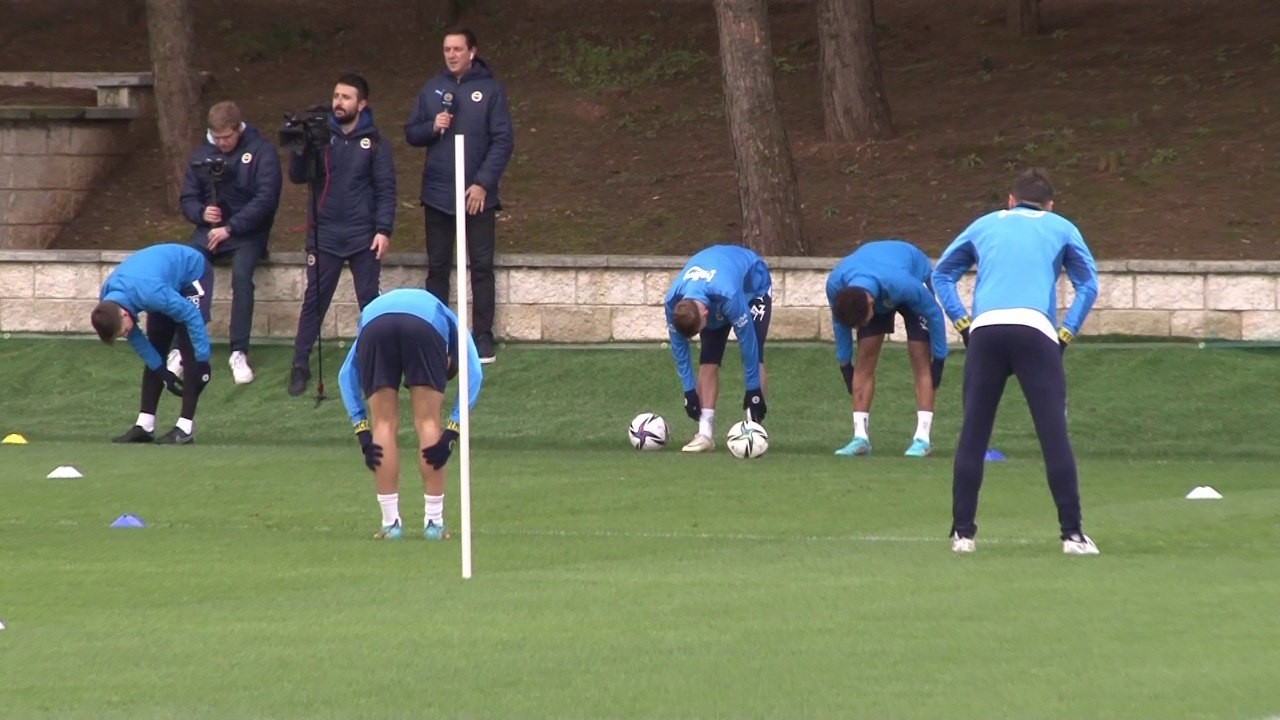 Fenerbahçe’de Trabzonspor mesaisi başladı Süper Lig’in 28. haftasında Trabzonspor’u konuk edecek olan Fenerbahçe, yaptığı antrenmanla maçın hazırlıklarına başladı. Spor Toto Süper Lig’in ...