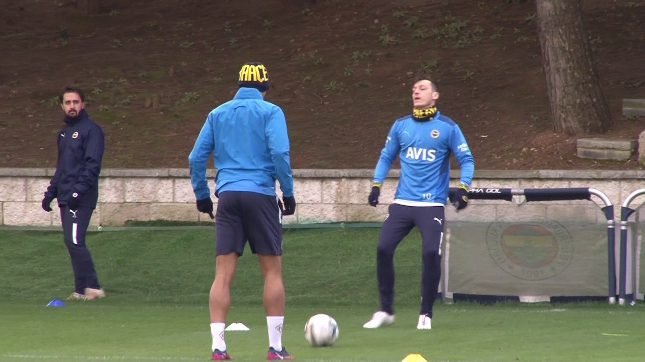 Fenerbahçe’de Trabzonspor mesaisi başladı Süper Lig’in 28. haftasında Trabzonspor’u konuk edecek olan Fenerbahçe, yaptığı antrenmanla maçın hazırlıklarına başladı. Spor Toto Süper Lig’in ...