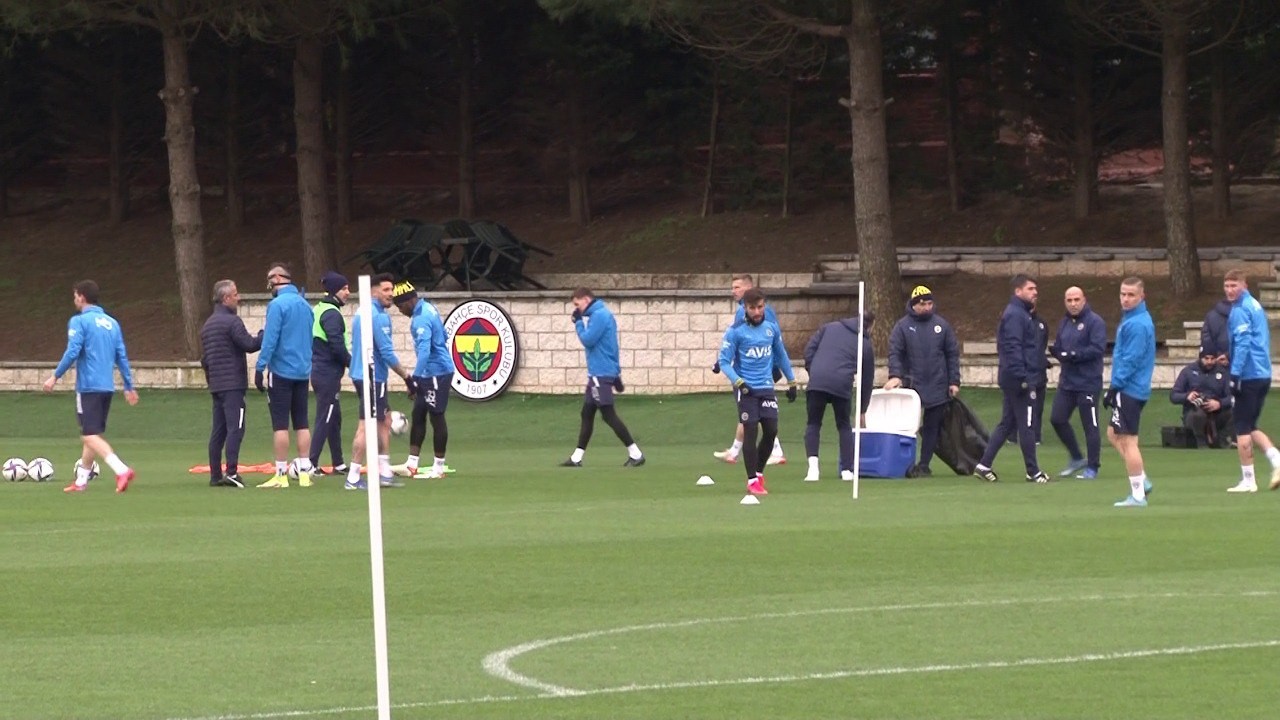 Fenerbahçe’de Trabzonspor mesaisi başladı Süper Lig’in 28. haftasında Trabzonspor’u konuk edecek olan Fenerbahçe, yaptığı antrenmanla maçın hazırlıklarına başladı. Spor Toto Süper Lig’in ...