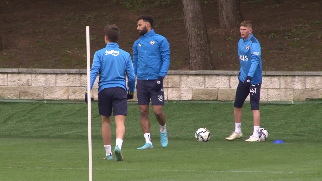 Fenerbahçe’de Trabzonspor mesaisi başladı Süper Lig’in 28. haftasında Trabzonspor’u konuk edecek olan Fenerbahçe, yaptığı antrenmanla maçın hazırlıklarına başladı. Spor Toto Süper Lig’in ...