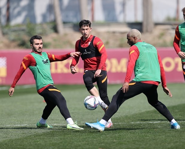 Galatasaray’da Arda Turan takımla beraber çalıştı Galatasaray, Spor Toto Süper Lig’in 31. haftasında Fatih Karagümrük’ü konuk edeceği maçın hazırlıklarına başladı. Sakatlığı sebebiyle bir süredir ...