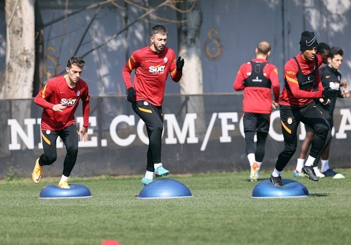 Galatasaray’da Arda Turan takımla beraber çalıştı Galatasaray, Spor Toto Süper Lig’in 31. haftasında Fatih Karagümrük’ü konuk edeceği maçın hazırlıklarına başladı. Sakatlığı sebebiyle bir süredir ...