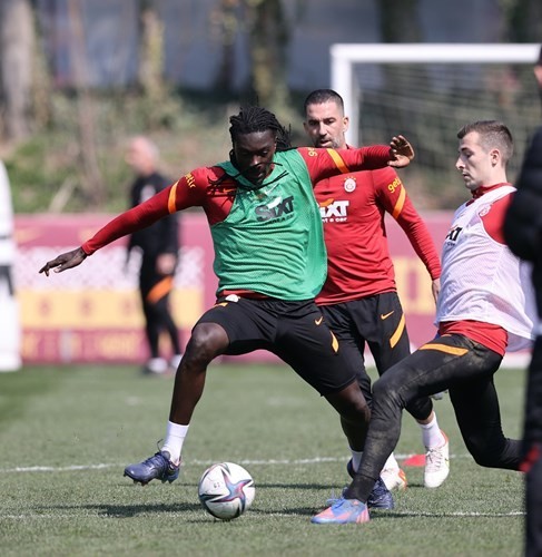 Galatasaray’da Arda Turan takımla beraber çalıştı Galatasaray, Spor Toto Süper Lig’in 31. haftasında Fatih Karagümrük’ü konuk edeceği maçın hazırlıklarına başladı. Sakatlığı sebebiyle bir süredir ...