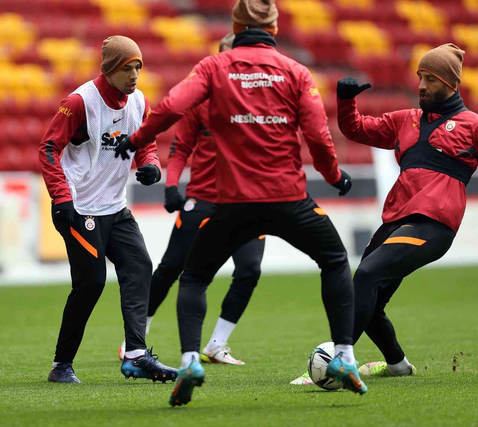 Galatasaray’da kamp kadrosu belli oldu Galatasaray, Spor Toto Süper Lig’in 30. haftasında Gaziantep FK ile deplasmanda oynayacağı maçın İstanbul’daki hazırlıklarını tamamladı. Ali Sami ...