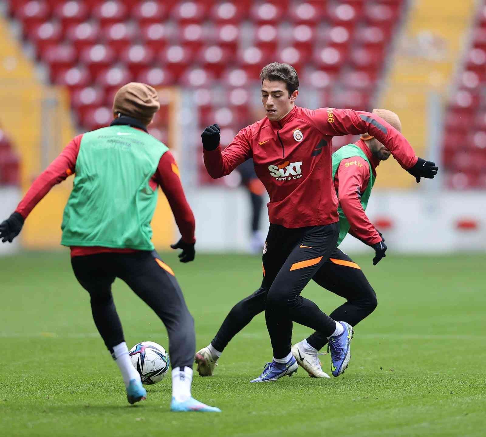 Galatasaray’da kamp kadrosu belli oldu Galatasaray, Spor Toto Süper Lig’in 30. haftasında Gaziantep FK ile deplasmanda oynayacağı maçın İstanbul’daki hazırlıklarını tamamladı. Ali Sami ...