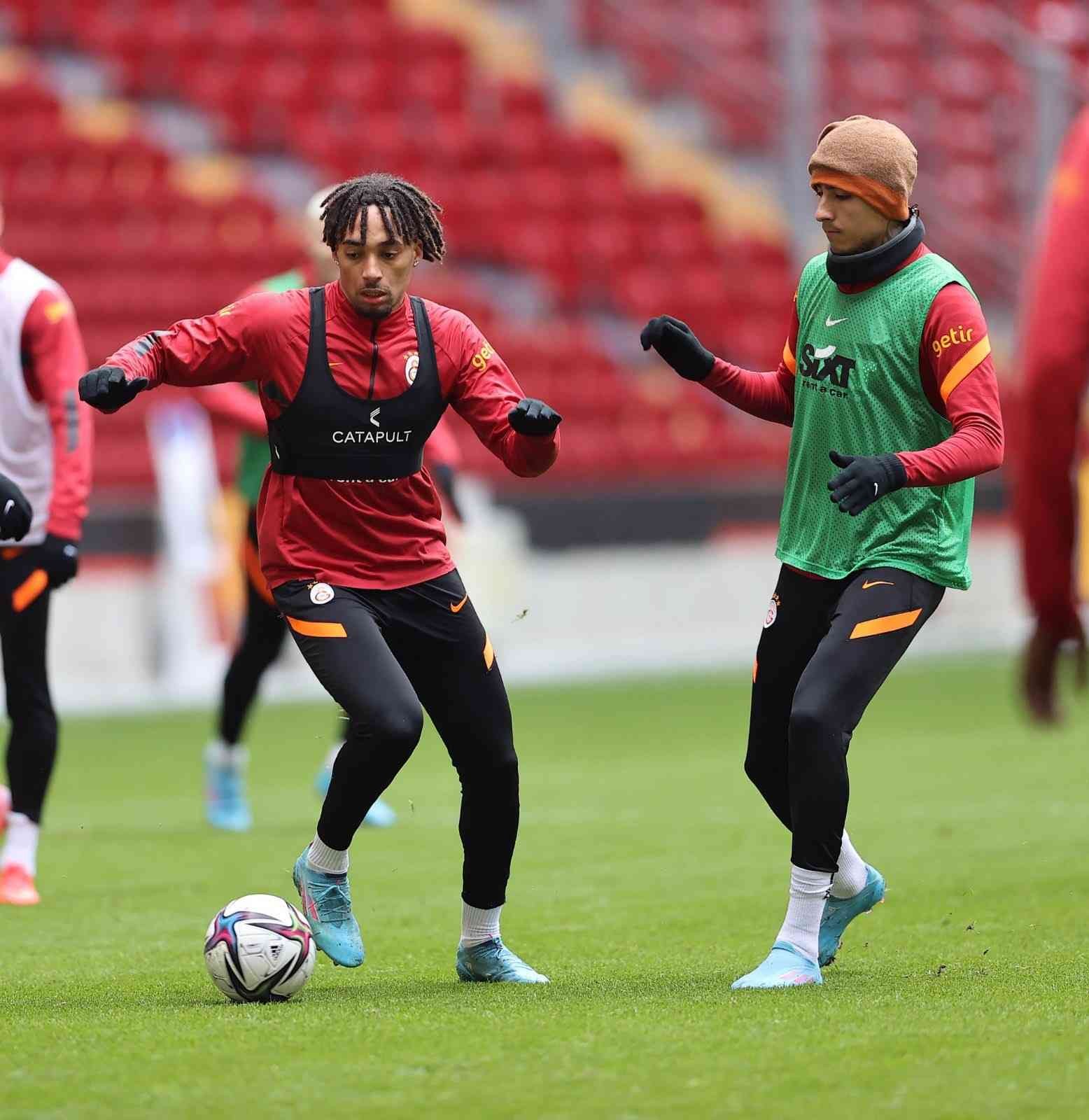 Galatasaray’da kamp kadrosu belli oldu Galatasaray, Spor Toto Süper Lig’in 30. haftasında Gaziantep FK ile deplasmanda oynayacağı maçın İstanbul’daki hazırlıklarını tamamladı. Ali Sami ...