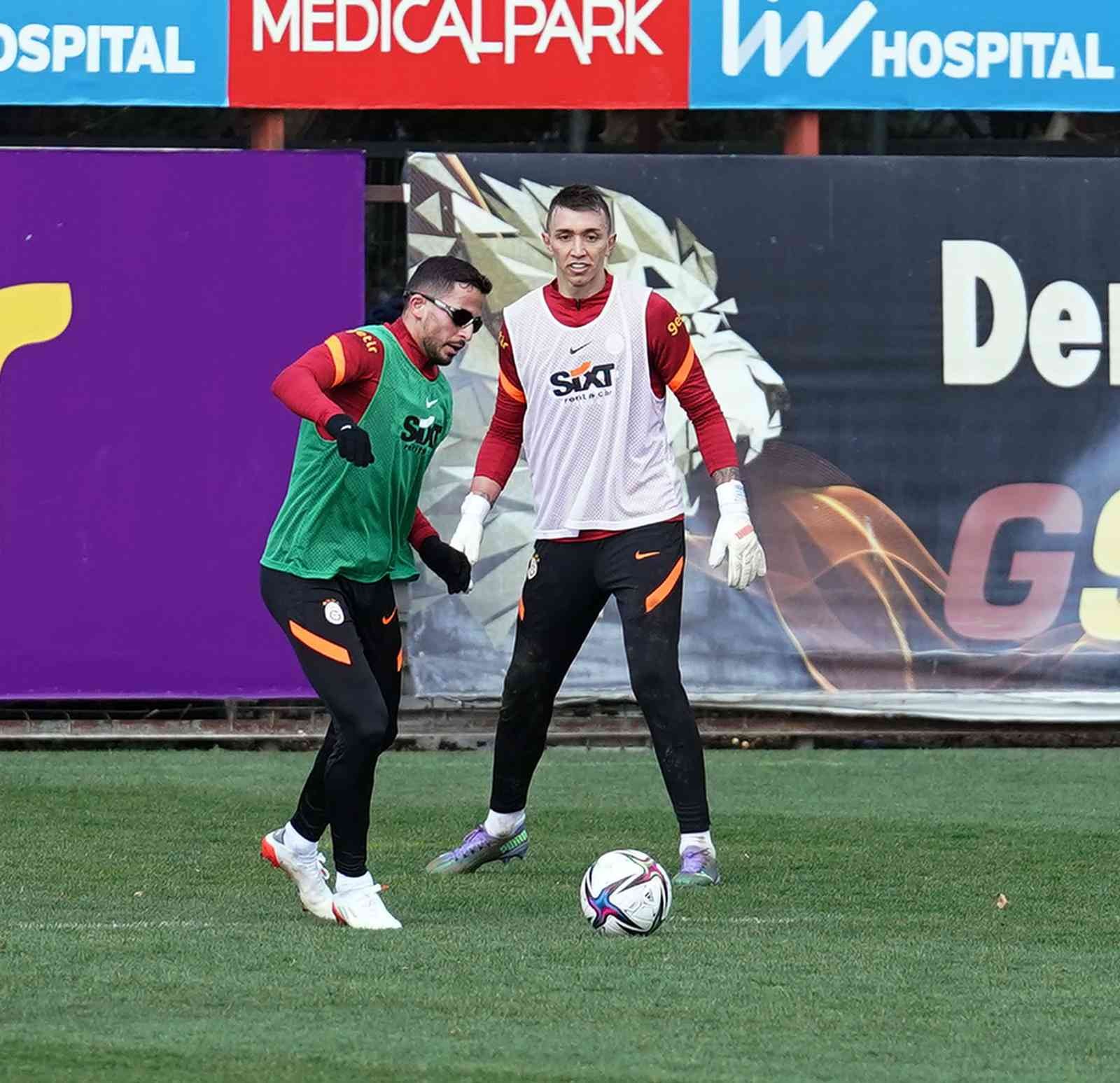 Galatasaray’da Konyaspor maçı hazırlıkları sürüyor Galatasaray, Spor Toto Süper Lig’in 28. haftasında cumartesi günü deplasmanda Konyaspor ile oynayacağı karşılaşmanın hazırlıklarına bir günlük ...