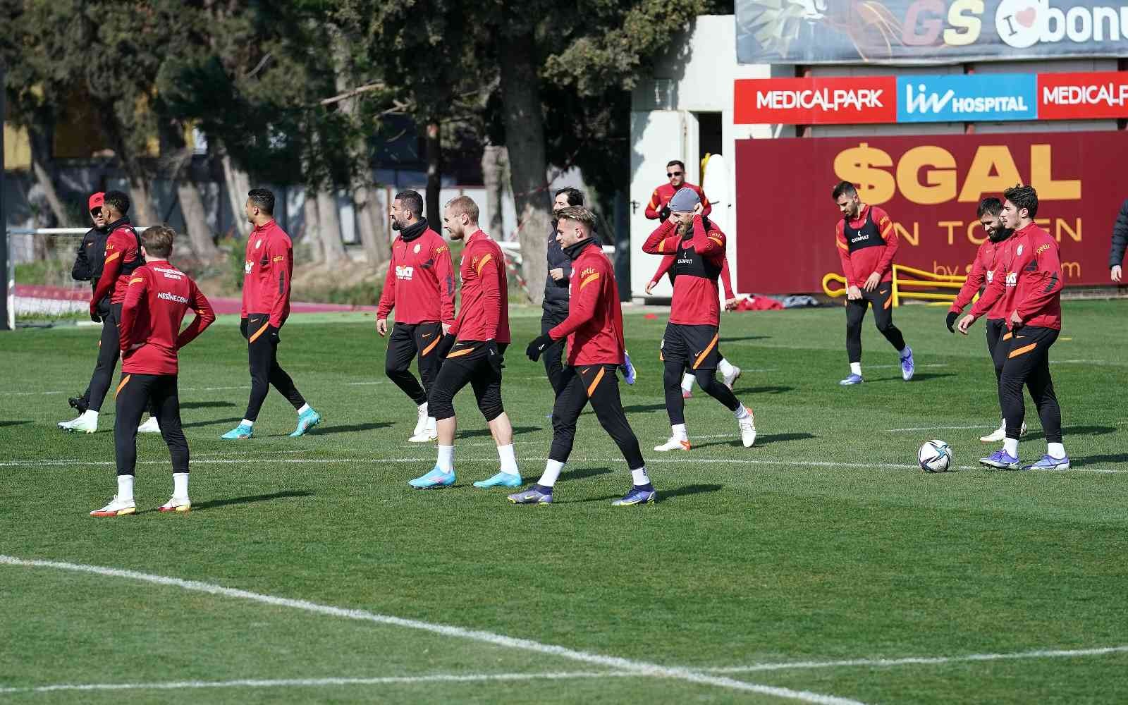 Galatasaray’da Konyaspor maçı hazırlıkları sürüyor Galatasaray, Spor Toto Süper Lig’in 28. haftasında cumartesi günü deplasmanda Konyaspor ile oynayacağı karşılaşmanın hazırlıklarına bir günlük ...