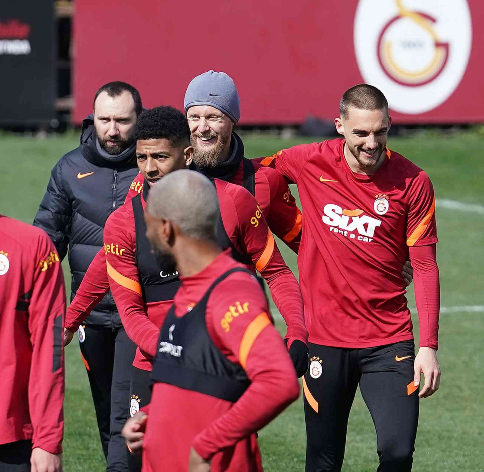 Galatasaray’da Konyaspor maçı hazırlıkları sürüyor Galatasaray, Spor Toto Süper Lig’in 28. haftasında cumartesi günü deplasmanda Konyaspor ile oynayacağı karşılaşmanın hazırlıklarına bir günlük ...