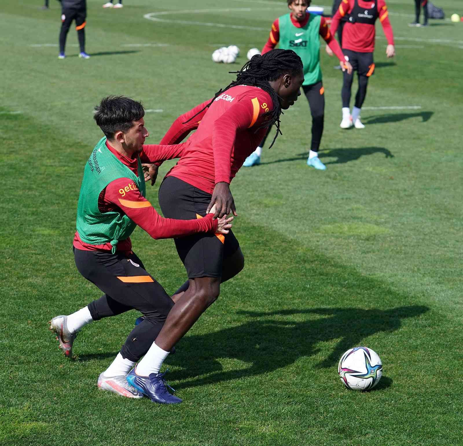 Galatasaray’da Konyaspor maçı hazırlıkları sürüyor Galatasaray, Spor Toto Süper Lig’in 28. haftasında cumartesi günü deplasmanda Konyaspor ile oynayacağı karşılaşmanın hazırlıklarına bir günlük ...