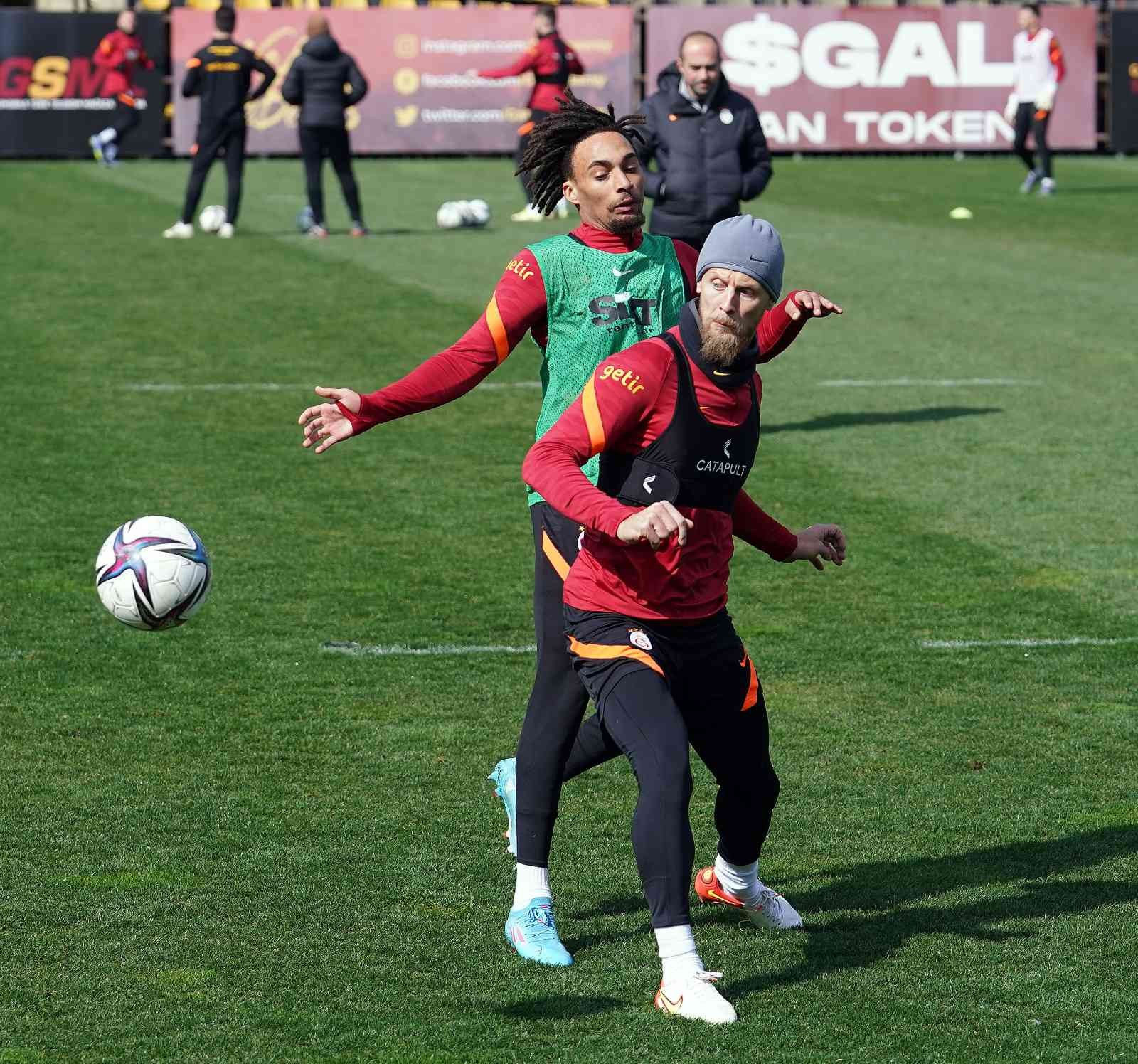 Galatasaray’da Konyaspor maçı hazırlıkları sürüyor Galatasaray, Spor Toto Süper Lig’in 28. haftasında cumartesi günü deplasmanda Konyaspor ile oynayacağı karşılaşmanın hazırlıklarına bir günlük ...