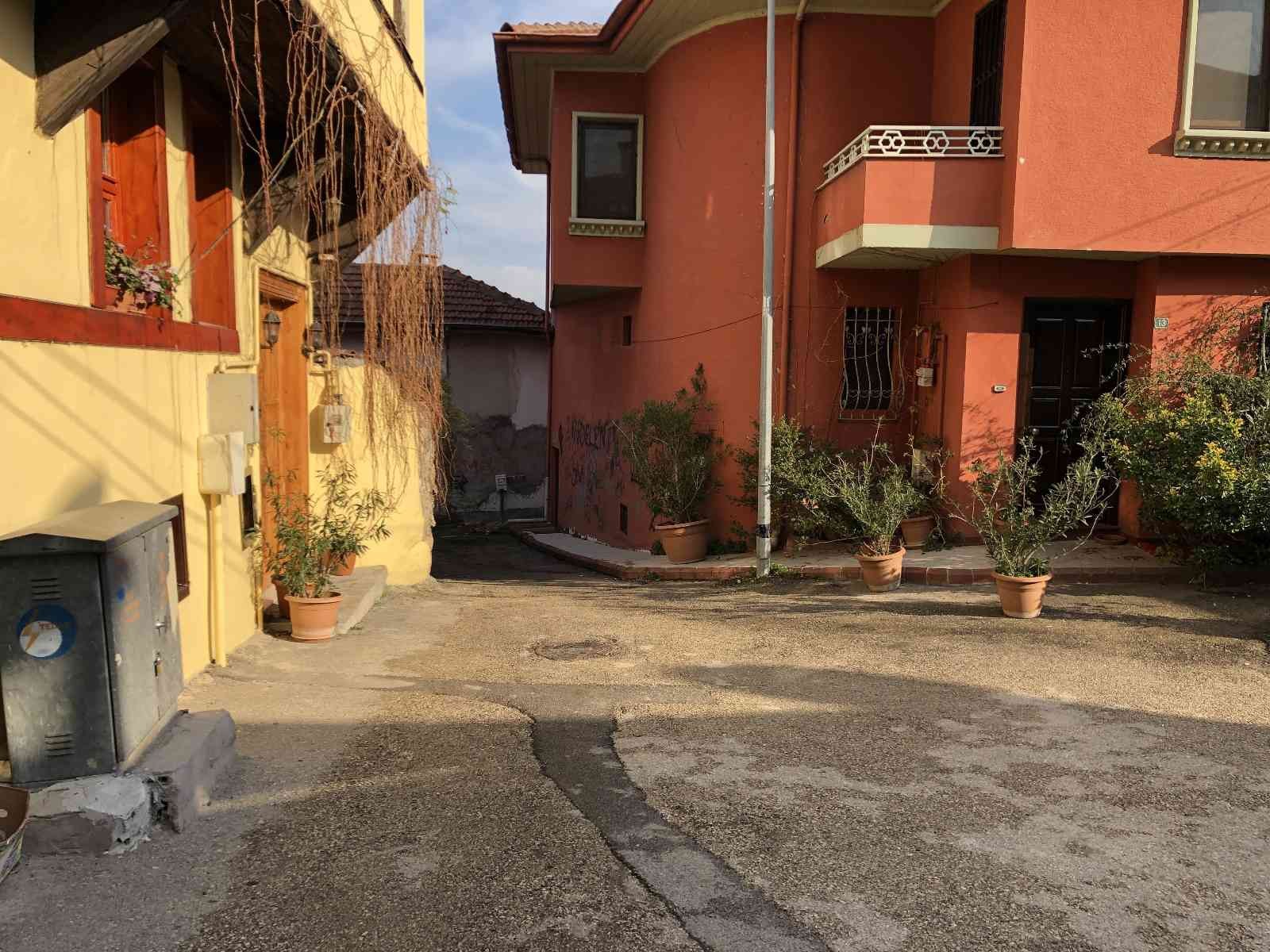 Bursa’da, kendisini tornavida ile tehdit edip, telefonunu gasp etmeye çalıştığını öne sürdüğü Erkan Aysu’yu (31) bıçaklayarak öldüren üniversite ...