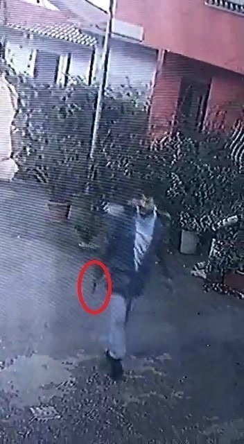 Bursa’da, kendisini tornavida ile tehdit edip, telefonunu gasp etmeye çalıştığını öne sürdüğü Erkan Aysu’yu (31) bıçaklayarak öldüren üniversite ...