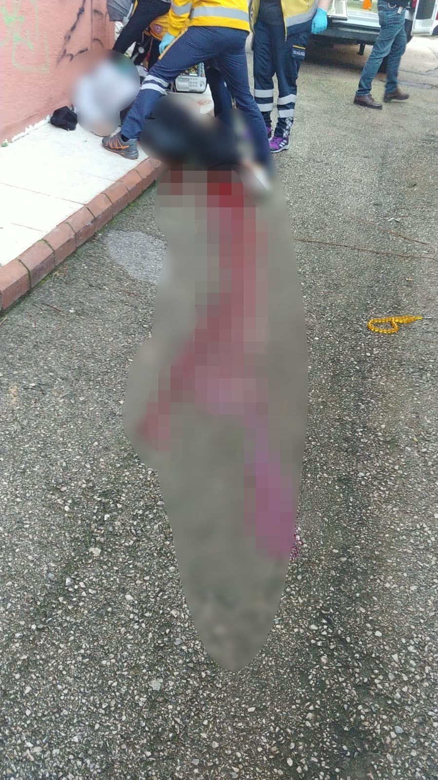 Bursa’da, kendisini tornavida ile tehdit edip, telefonunu gasp etmeye çalıştığını öne sürdüğü Erkan Aysu’yu (31) bıçaklayarak öldüren üniversite ...