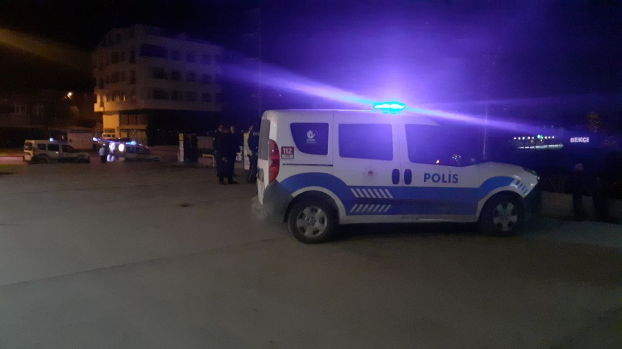 Gaz pedalı takılı kalan otomobil 7 metrelik boşluktan aşağıya uçtu: 1 ağır yaralı Kocaeli’nin Darıca ilçesinde bir akaryakıt istasyonunda gaz pedalı takılı kalan otomobil, duvardaki boşluktan sokağa düştü. Ters dönen ...