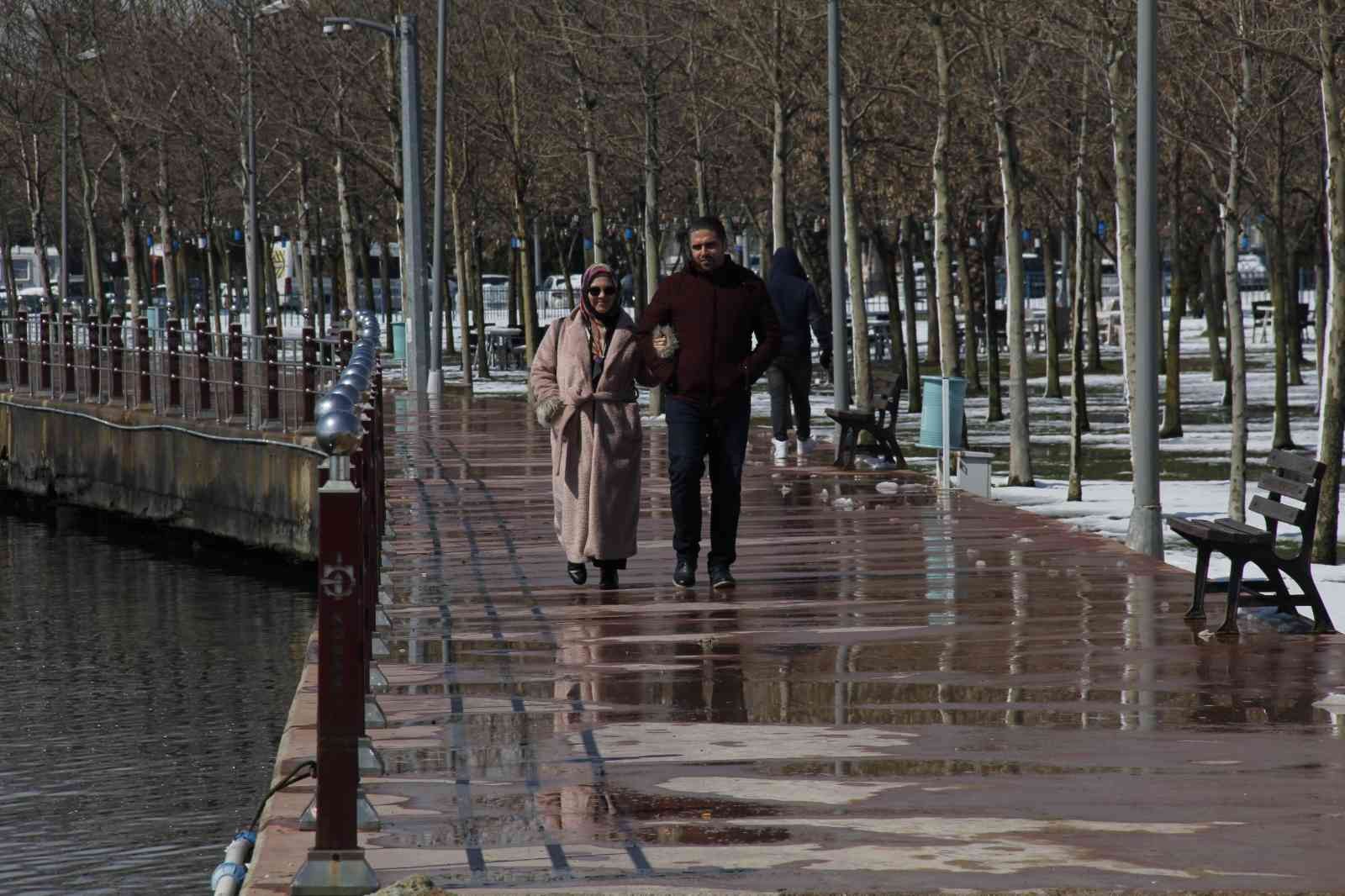 Gece fırtına, gündüz güneş KOCAELİ (İHA) – Kocaeli’de 3 gün süren yoğun kar yağışının ardından güneşli havayı fırsat bilen vatandaşlar sahile akın etti. Yürüyüş yapmak için ...