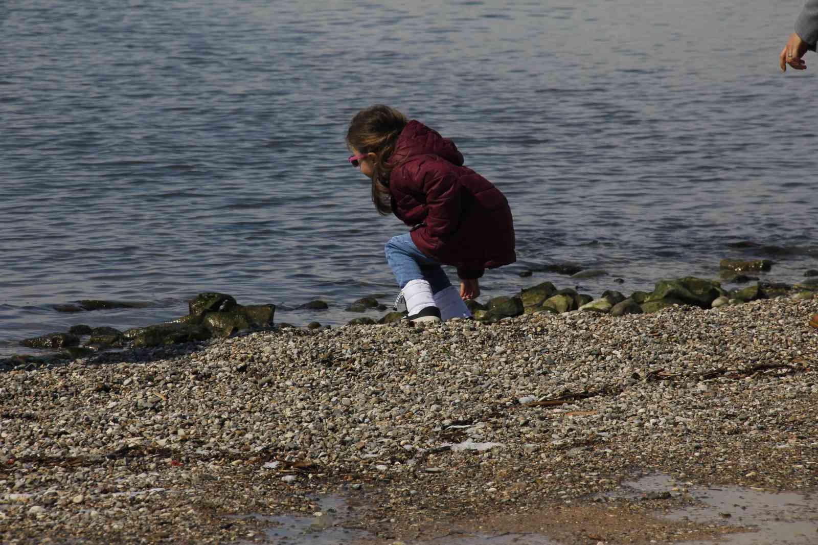 Gece fırtına, gündüz güneş KOCAELİ (İHA) – Kocaeli’de 3 gün süren yoğun kar yağışının ardından güneşli havayı fırsat bilen vatandaşlar sahile akın etti. Yürüyüş yapmak için ...