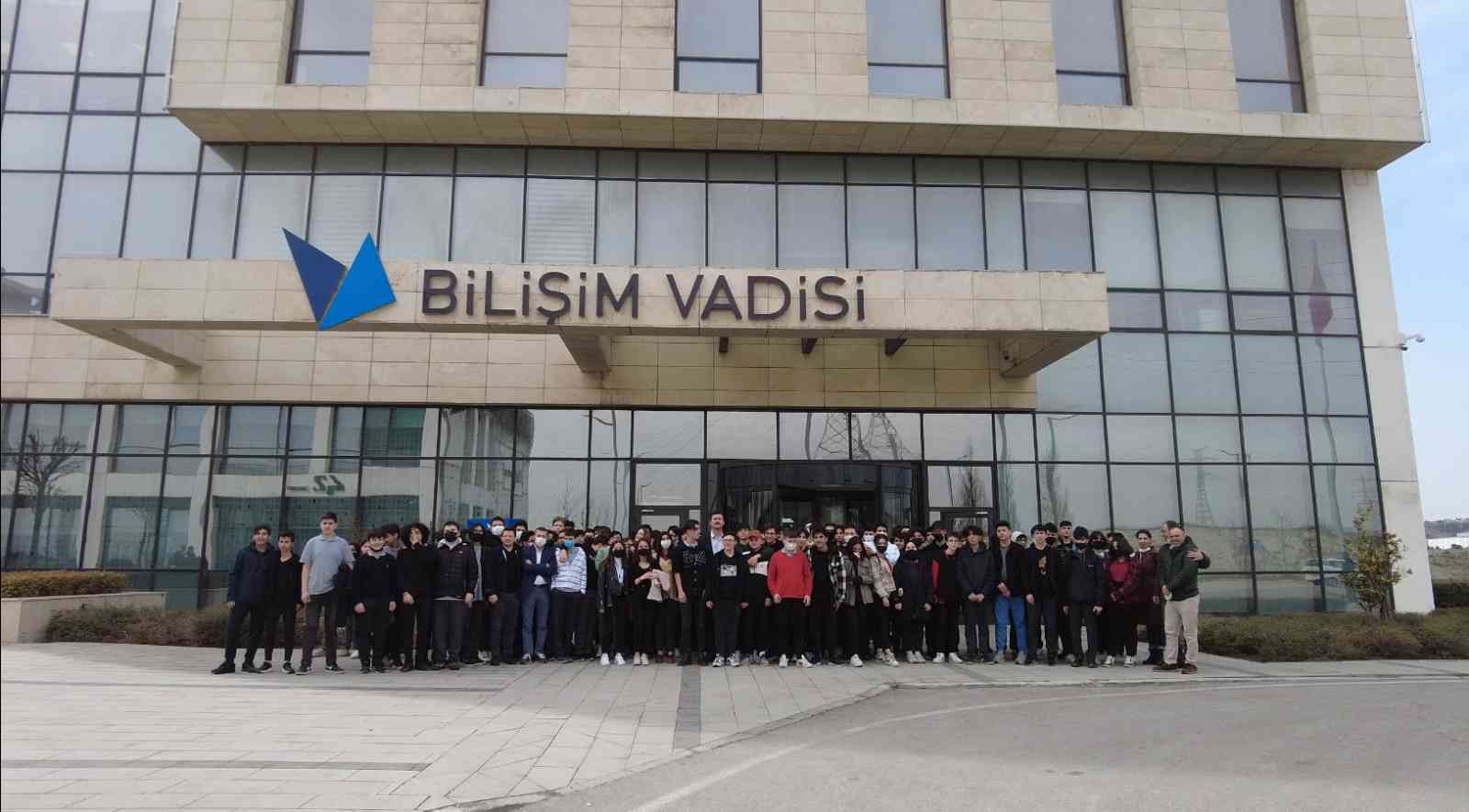 Geleceğin yazılımcıları Bilişim Vadisi’ni gezdi Bağcılar Belediyesi’nin öncülüğünde ilçede okuyan yazılım bölümü öğrencileri, Türkiye’nin teknoloji üssü Bilişim Vadisi’nin ziyaret etti. Yazılım ...