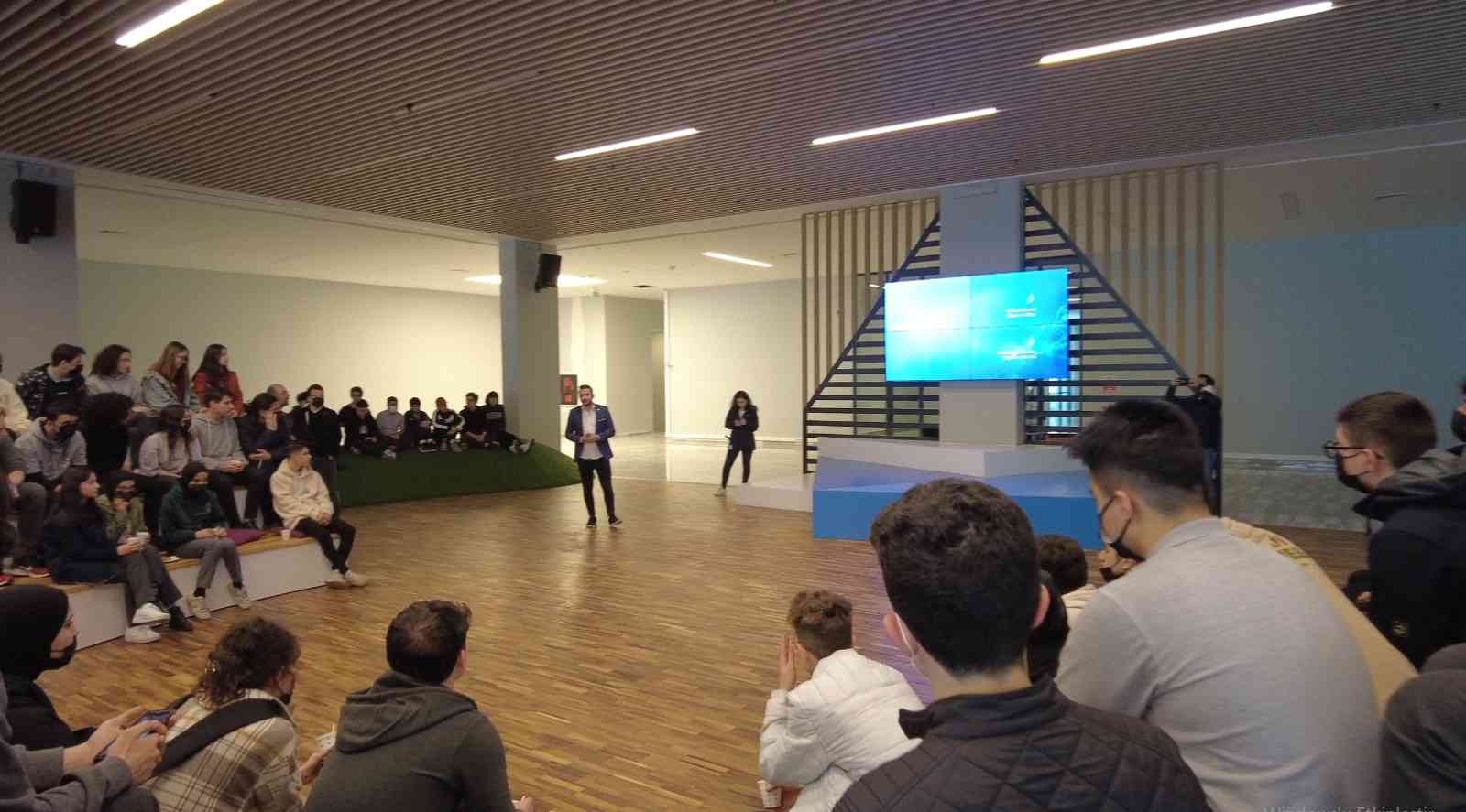 Geleceğin yazılımcıları Bilişim Vadisi’ni gezdi Bağcılar Belediyesi’nin öncülüğünde ilçede okuyan yazılım bölümü öğrencileri, Türkiye’nin teknoloji üssü Bilişim Vadisi’nin ziyaret etti. Yazılım ...