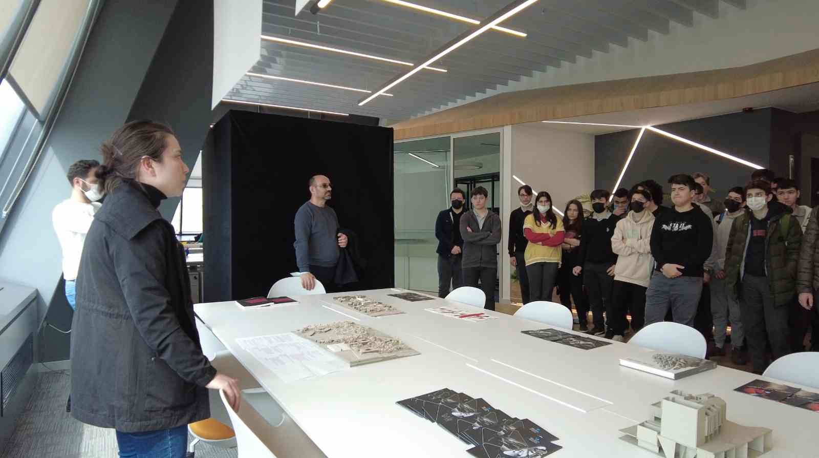 Geleceğin yazılımcıları Bilişim Vadisi’ni gezdi Bağcılar Belediyesi’nin öncülüğünde ilçede okuyan yazılım bölümü öğrencileri, Türkiye’nin teknoloji üssü Bilişim Vadisi’nin ziyaret etti. Yazılım ...