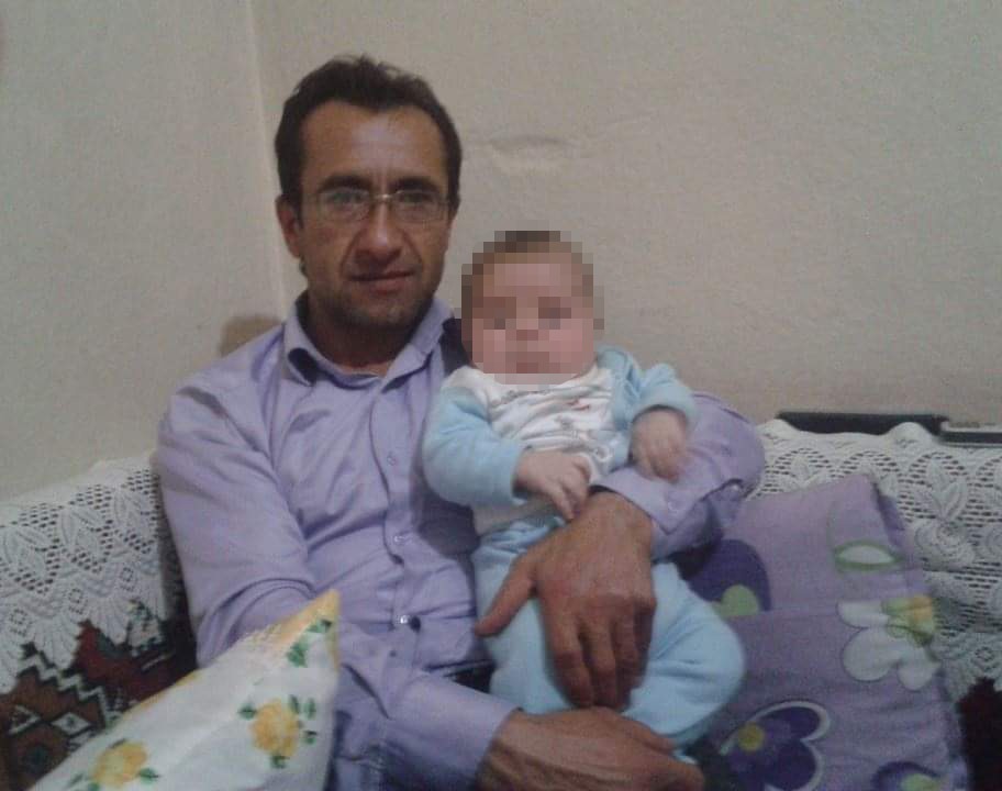 Geri geri gelirken arkadaşını ezdi Bağcılar’da yanlış yola girdikten sonra geri geri giden tır sürücüsü, araçtan indirdiği arkadaşını ezdi. Sürücünün arkadaşı olay yerinde hayatını ...