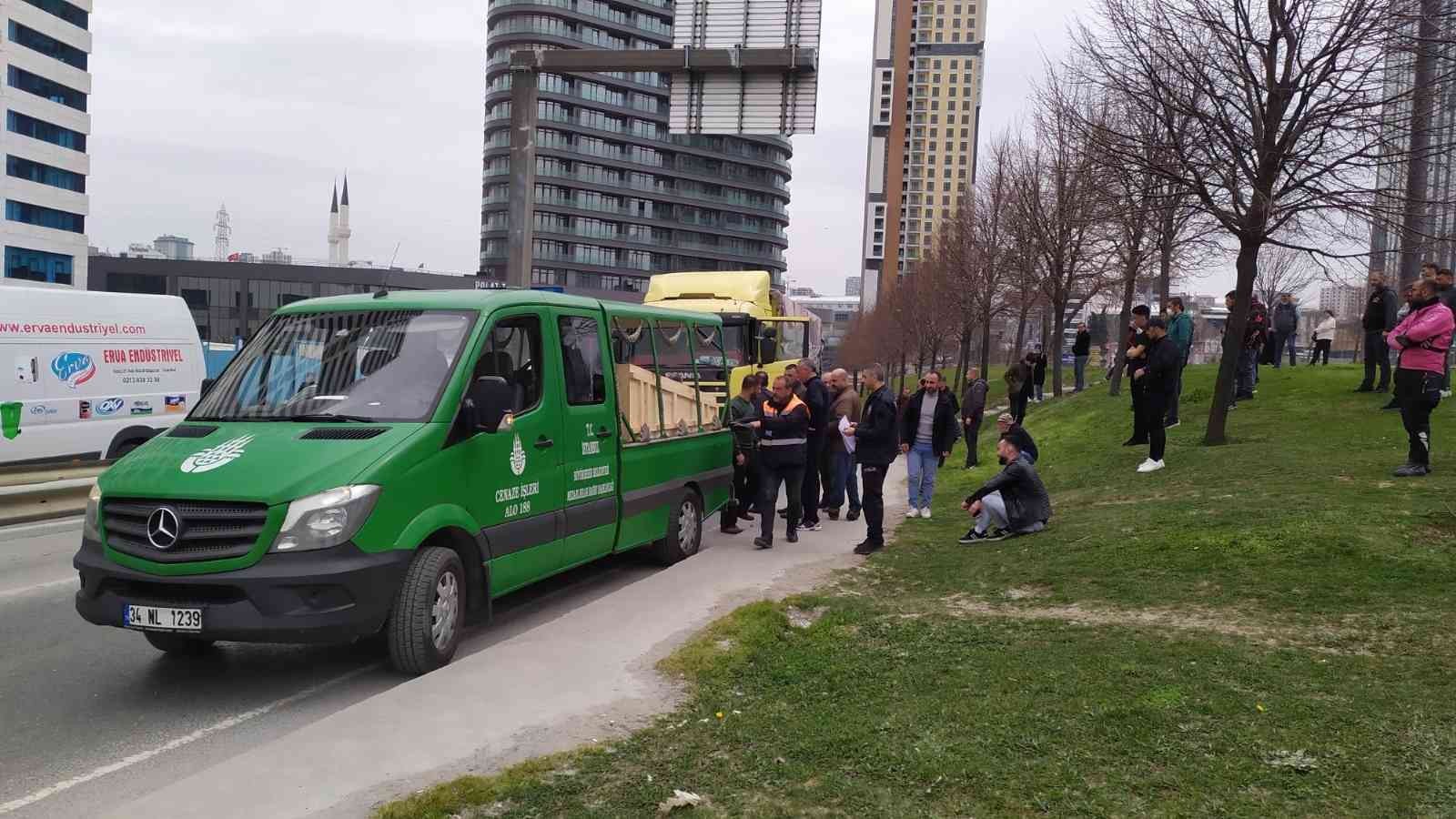 Geri geri gelirken arkadaşını ezdi Bağcılar’da yanlış yola girdikten sonra geri geri giden tır sürücüsü, araçtan indirdiği arkadaşını ezdi. Sürücünün arkadaşı olay yerinde hayatını ...